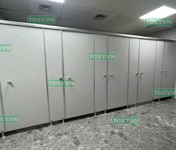 Lỗi dùng nhôm u tường rẻ tiền làm vách ngăn vệ sinh compact xô lệch 1 Vai trò của nhôm u tường trong hệ thống vách ngăn vệ sinh compact