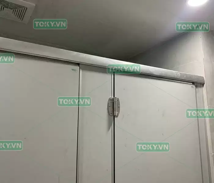 3 lỗi lắp nhôm u nóc làm vách ngăn vệ sinh compact rung lắc 1 Vai trò của thanh nhôm u nóc trong hệ thống vách ngăn vệ sinh compact