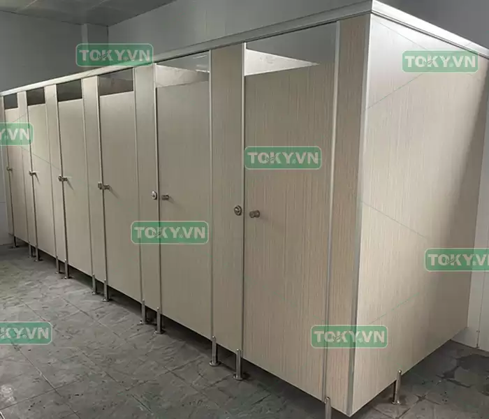 5 yếu tố ảnh hưởng đến đơn giá thi công vách ngăn vệ sinh compact hpl