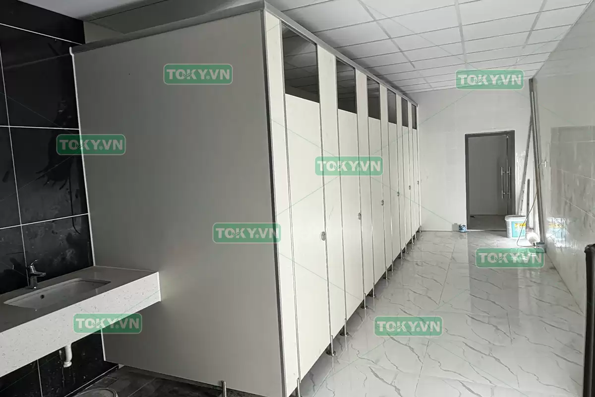 100m2 thi công vách ngăn vệ sinh compact hpl cho nhà máy Elentec