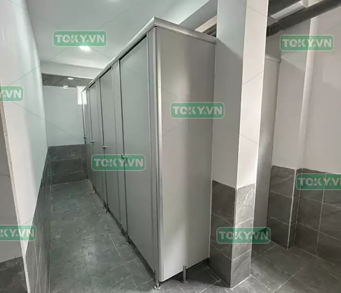 Giải pháp thi công vách ngăn vệ sinh compact hpl cho trường học 3 Tại sao đầu tư thi công vách ngăn vệ sinh compact hpl lại giúp nhà trường tiết kiệm ngân sách?
