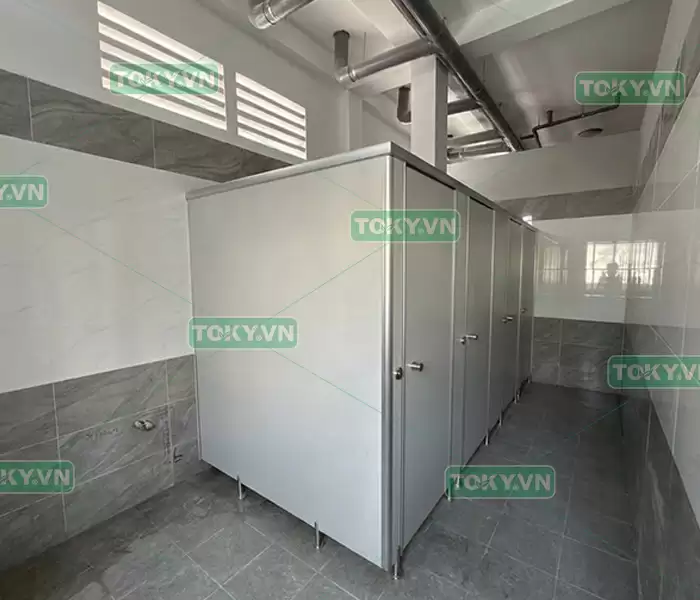 Giải pháp thi công vách ngăn vệ sinh compact hpl cho trường học