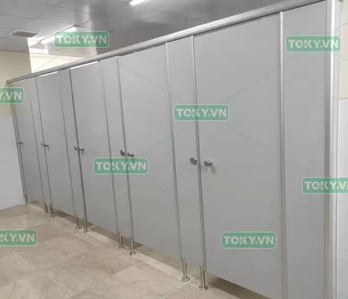 Giải pháp tối ưu tiến độ và chi phí thi công vách ngăn vệ sinh compact hpl tại bệnh viện