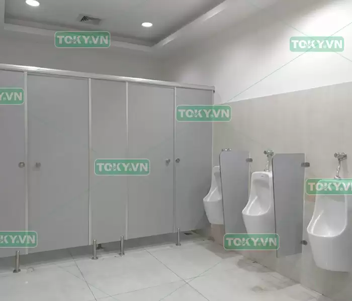 Thi công vách ngăn vệ sinh compact hpl cho bệnh viện và phòng khám