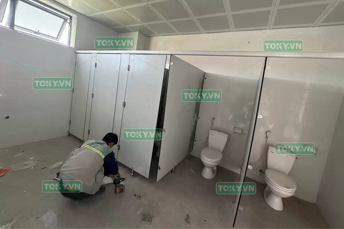 Toky thi công vách ngăn vệ sinh compact HPL cho công ty Công Nghệ Việt