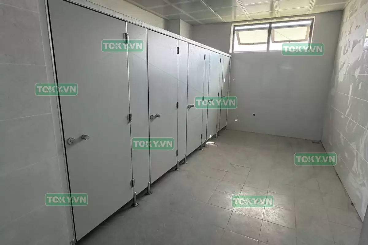 Toky thi công vách ngăn vệ sinh compact HPL cho công ty Công Nghệ Việt