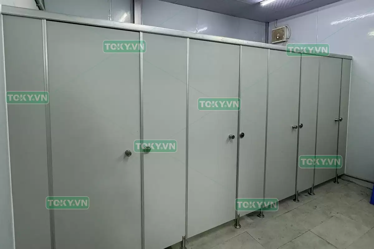 Toky thi công vách ngăn vệ sinh compact tại KĐT Tây Hồ Tây