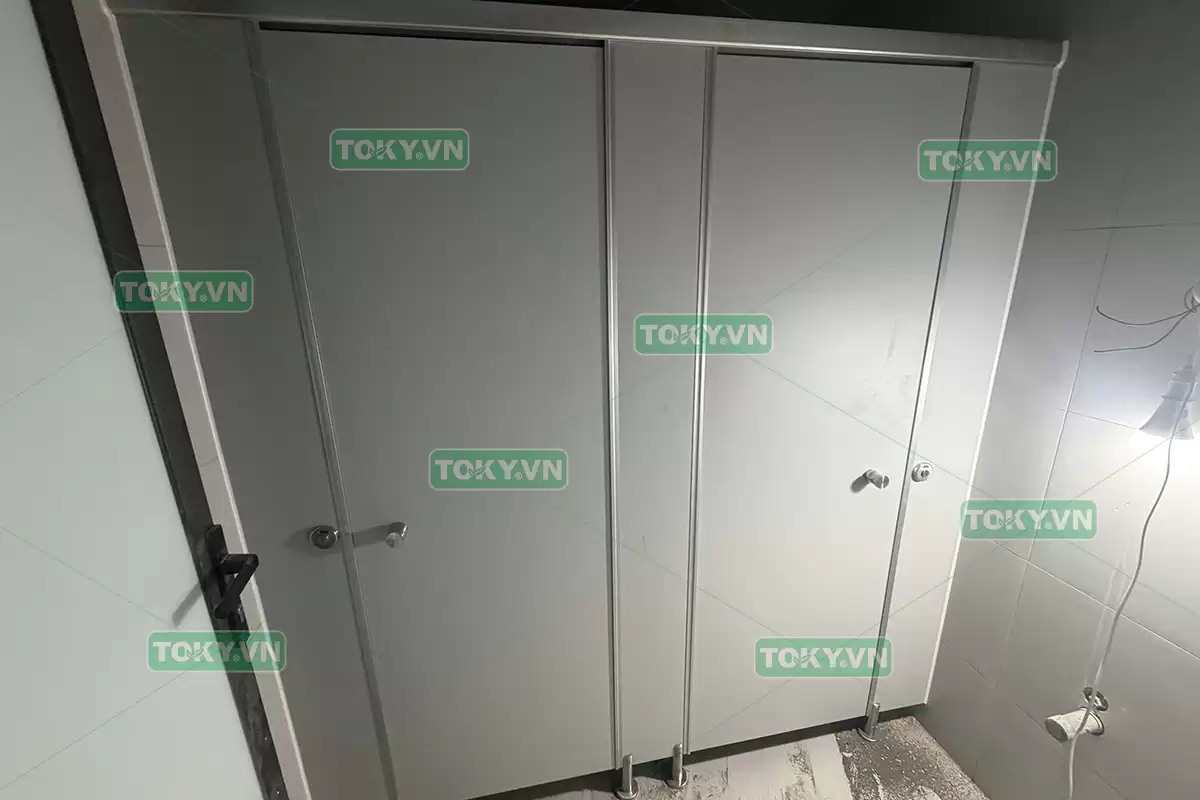 Toky thi công vách ngăn vệ sinh compact tại khu nhà ở Văn Phú