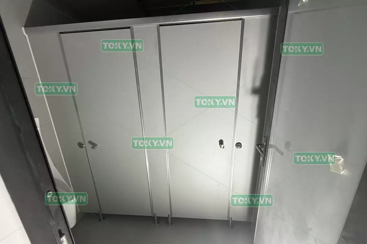 Toky thi công vách ngăn vệ sinh compact tại khu nhà ở Văn Phú