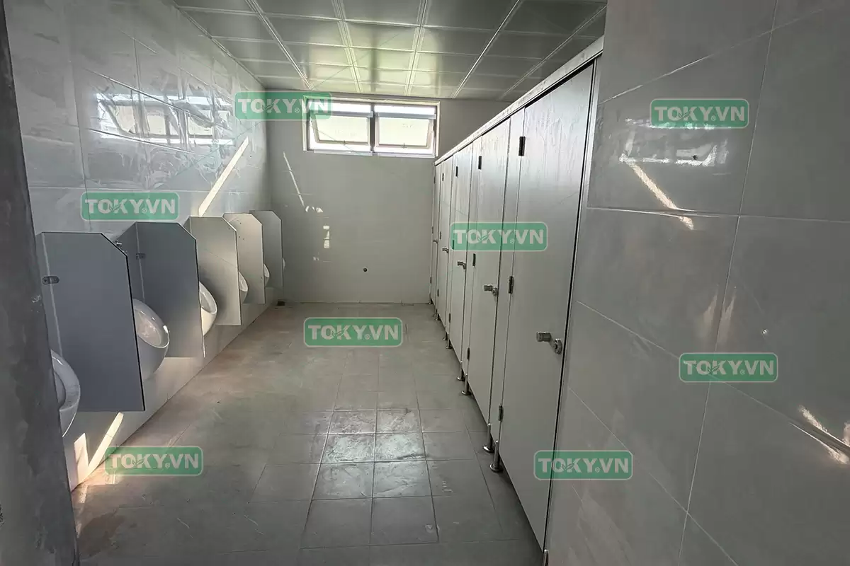 Toky thi công vách ngăn vệ sinh compact cho trường thcs yên sơn