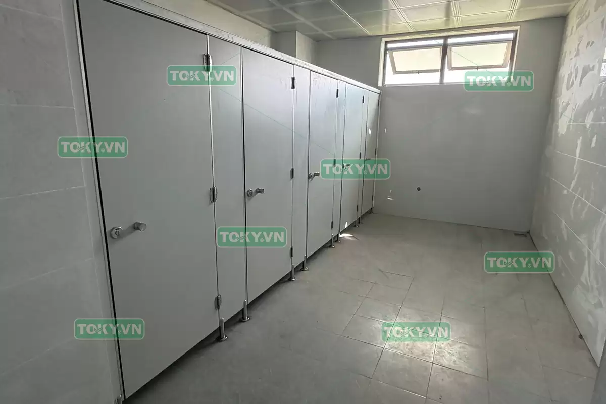 Toky thi công vách ngăn vệ sinh compact cho trường thcs yên sơn