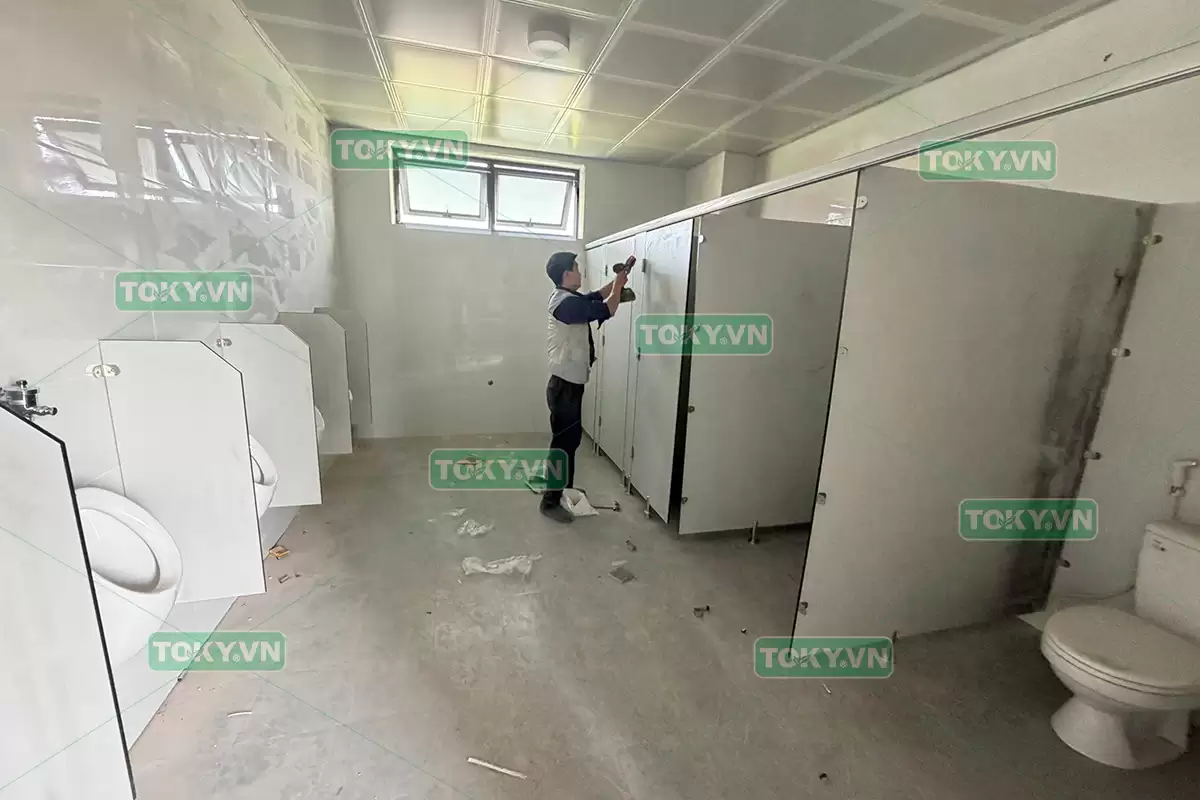 Toky thi công vách ngăn vệ sinh compact cho trường thcs yên sơn