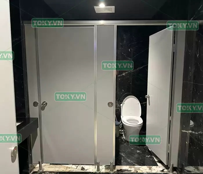 Phân tích ưu nhược điểm dịch vụ trọn gói thi công vách ngăn vệ sinh compact hpl